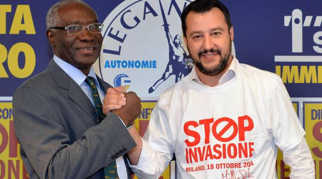 salvini stringe la mano al parlamentare Toni Iwobi della lega immigrati demonizzazione stop invasione