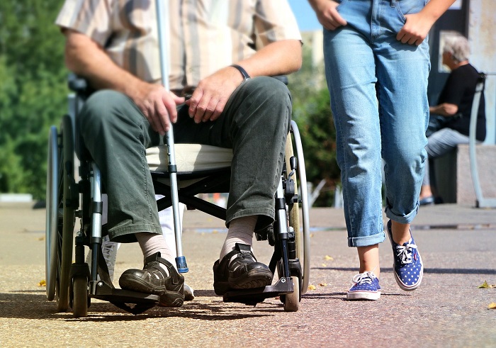 Legge 104 e assegno invalidità: novità caregiver