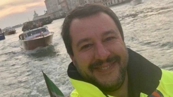 Salvini si scatta un selfie a Venezia. La reazione polemica dei social e risposta