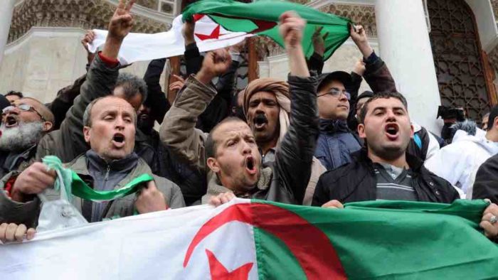 Algeria, migliaia di persone in piazza da giorni contro Bouteflika