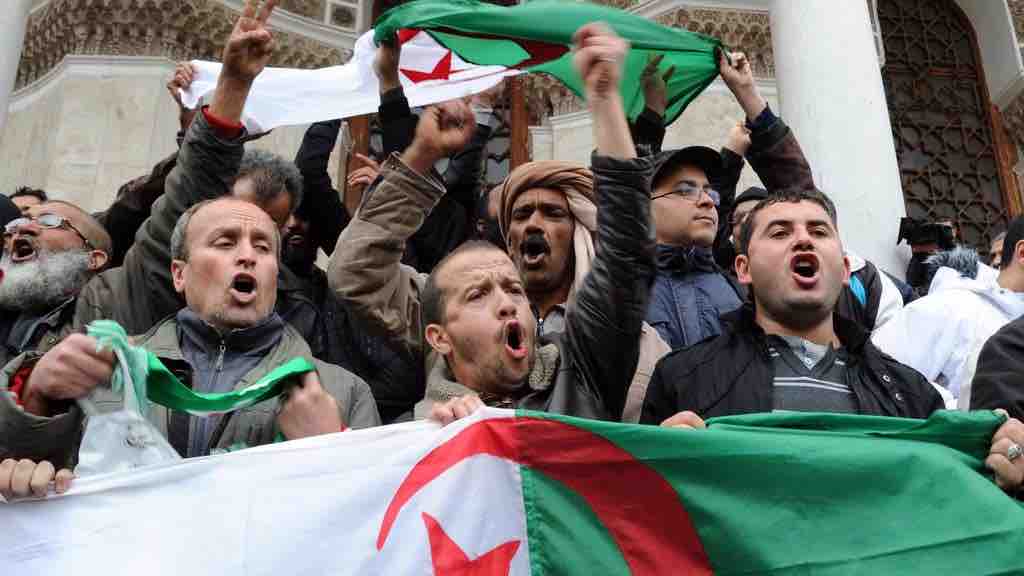 Algeria, migliaia di persone in piazza da giorni contro Bouteflika