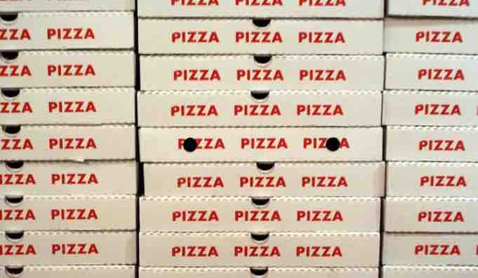 Bisfenolo nei cartoni delle pizze riciclati, come riconoscere quelli dannosi