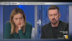Giorgia Meloni contro Andrea Scanzi in diretta tv, Lilli Gruber "tolgo l'audio"