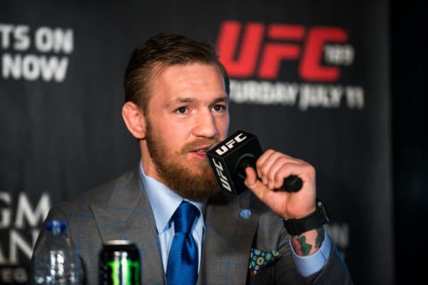 Il campione di MMA Conor McGregor si ritira