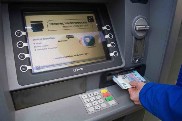 Truffa Bancomat Unicredit: carte di credito clonate, come evitare
