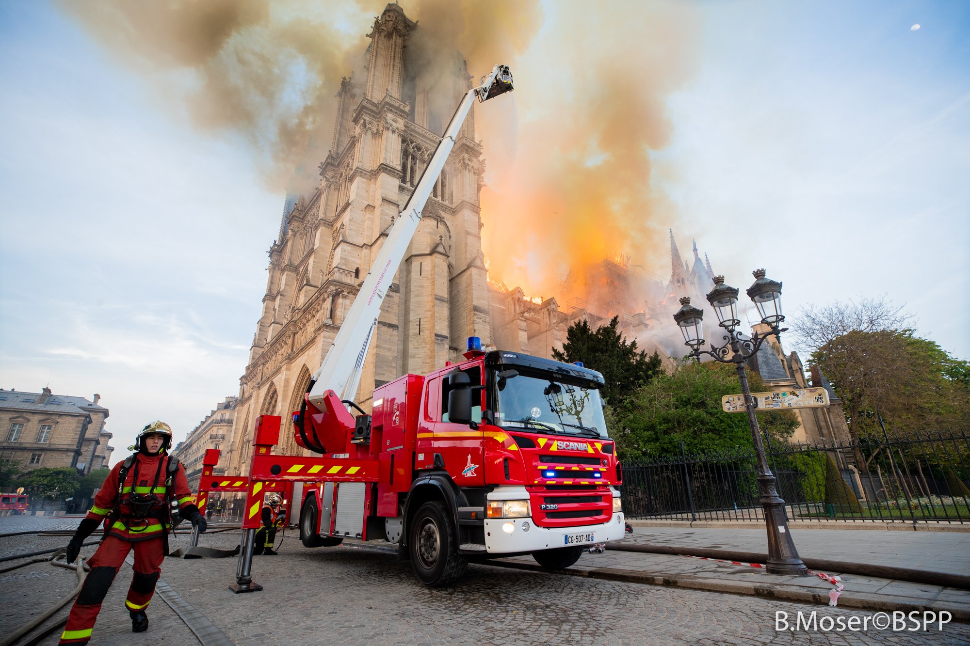 Incendio Notre Dame, ultime notizie struttura resta instabile, le condizioni