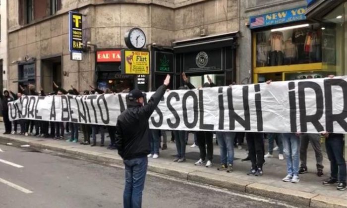 Striscione ultras Lazio a Milano per 25 aprile Onore a Benito Mussolini