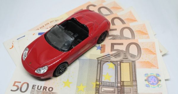 Assicurazione auto a rate senza busta paga