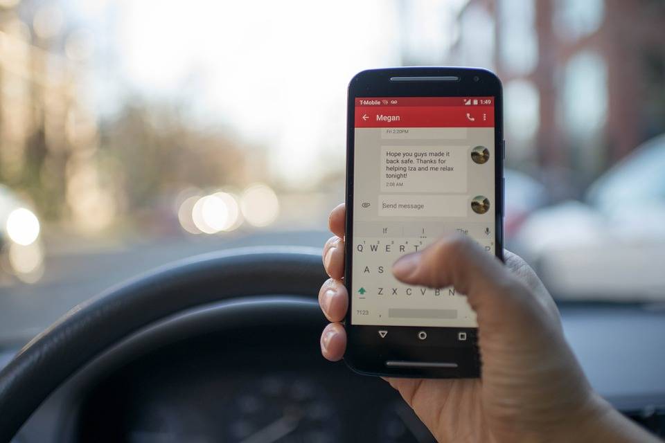 Cellulare in mano alla guida ritiro patente e regole codice della strada