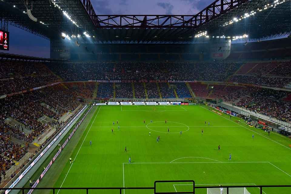 Il San Paolo si svuota, San Siro no. Il paradosso di Napoli e Milan