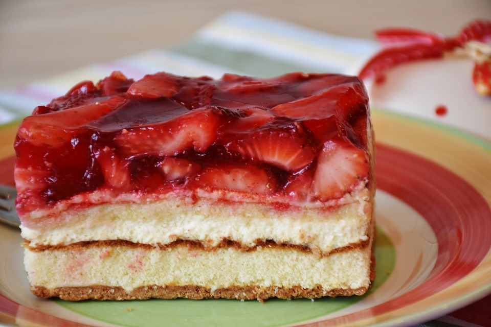 Torta morbida alle fragole ricetta facile e veloce. Come si fa