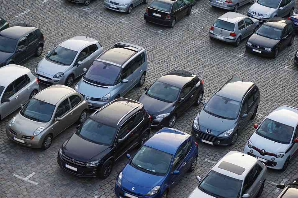 Parcheggiare o sostare in doppia fila quando è concesso e a chi. La guida