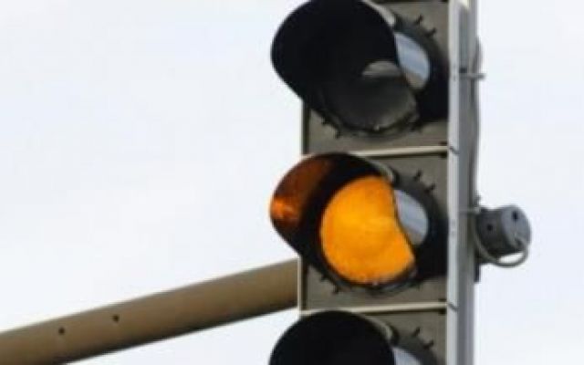 Multa semaforo giallo o rosso quando è doppia e cosa dice la legge