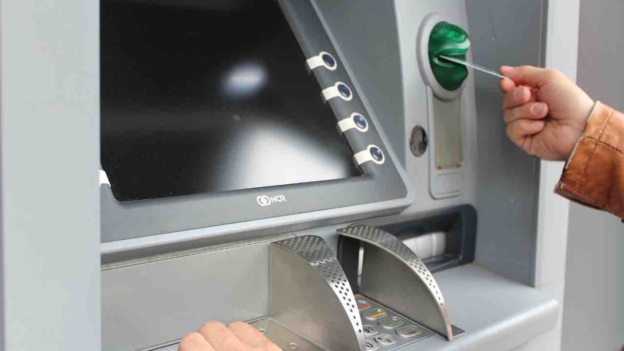 Truffa stazione centrale Milano: clonate centinaia di carte di credito