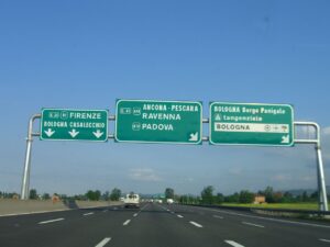 Incidente Bologna A14: morti due operai investiti da un Tir. La ricostruzione