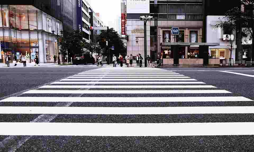 Attraversamento pedonale di corsa responsabilità pedone e automobilista