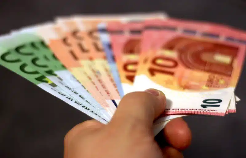 Banconote in euro in mano