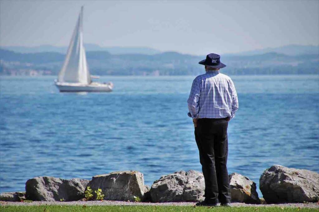 Anziano che guarda il mare