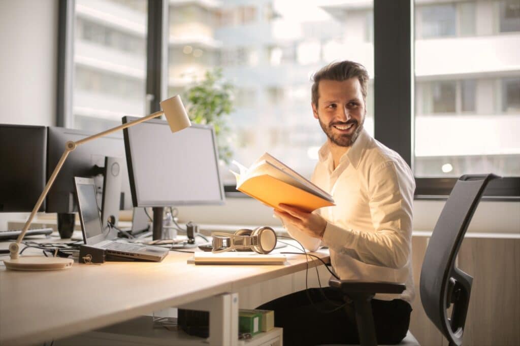 Foto di un uomo con un libro