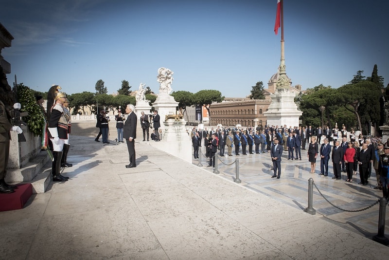 Il presidente della Repubblica Mattarella presso l'Altare della Patria