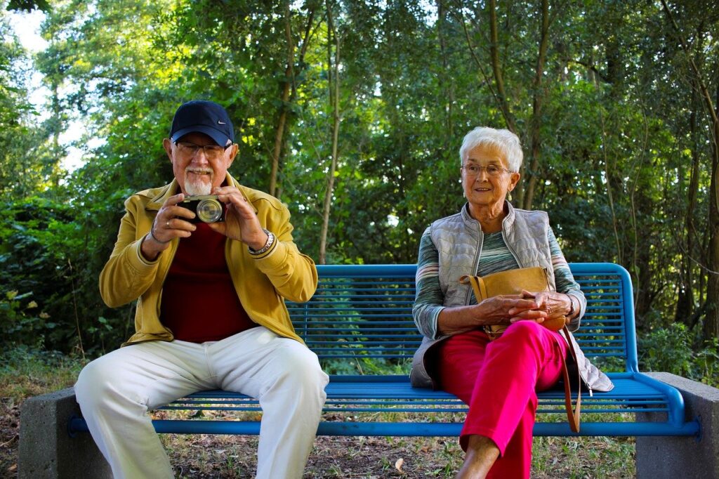 Anziani seduti su panchina