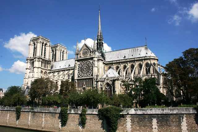 Cattedrale Notre-Dame nuova minaccia di crolli ferma il restauro