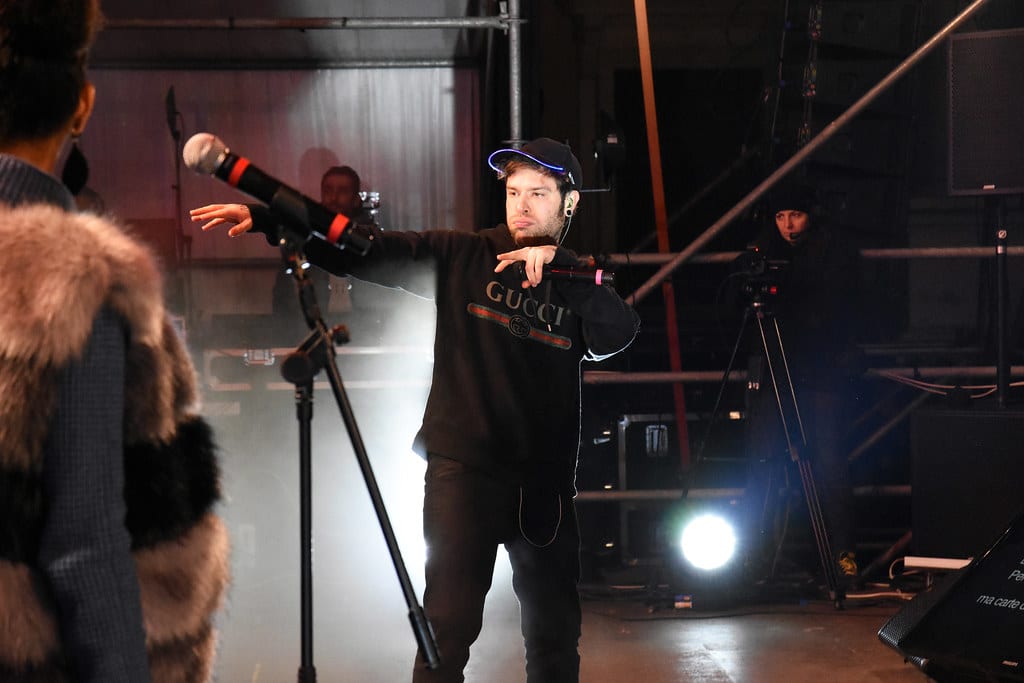 Fedez sul palco durante una sua esibizione