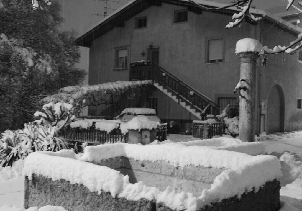 casa imbiancata dalla neve