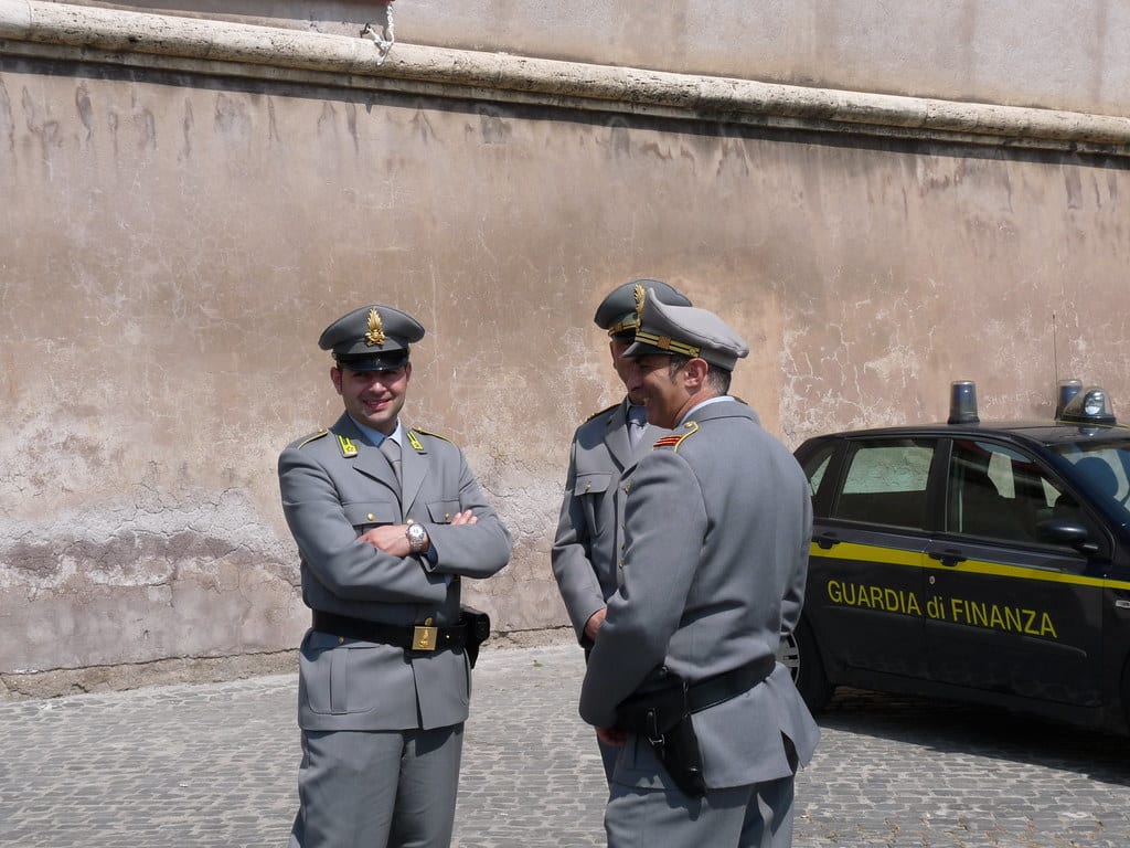 Tre finanzieri e sullo sfondo un'auto della GdF