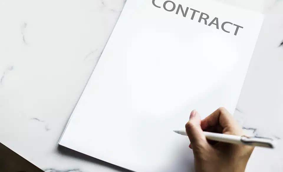 firma ad un foglio bianco con la scritta contract