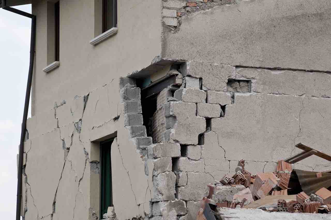 Casa danneggiata da terremoto
