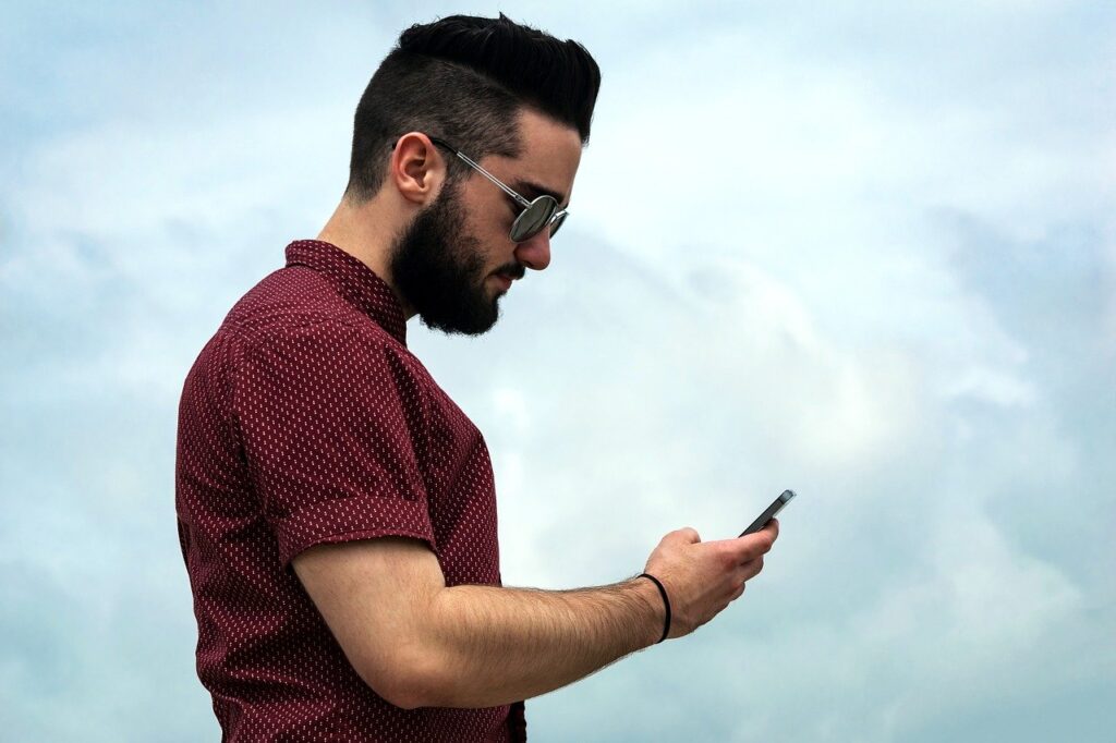 Uomo con telefono in mano