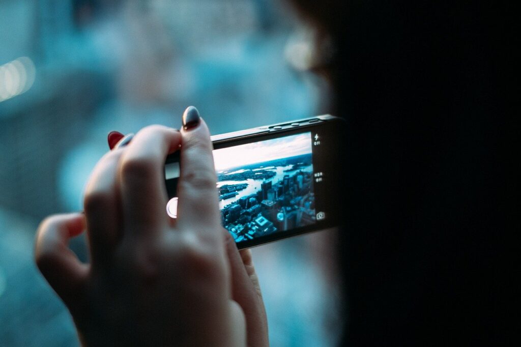 Ragazza con smartphone in mano