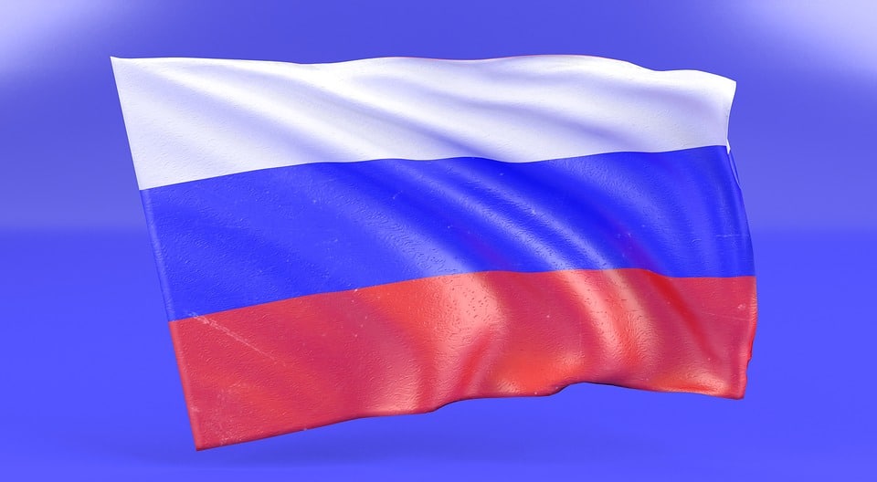 Bandiera russa su sfondo blu