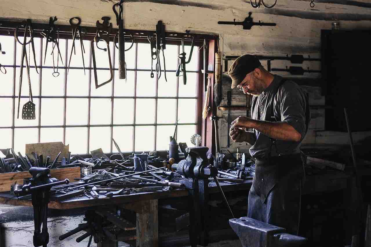 Artigiano a lavoro