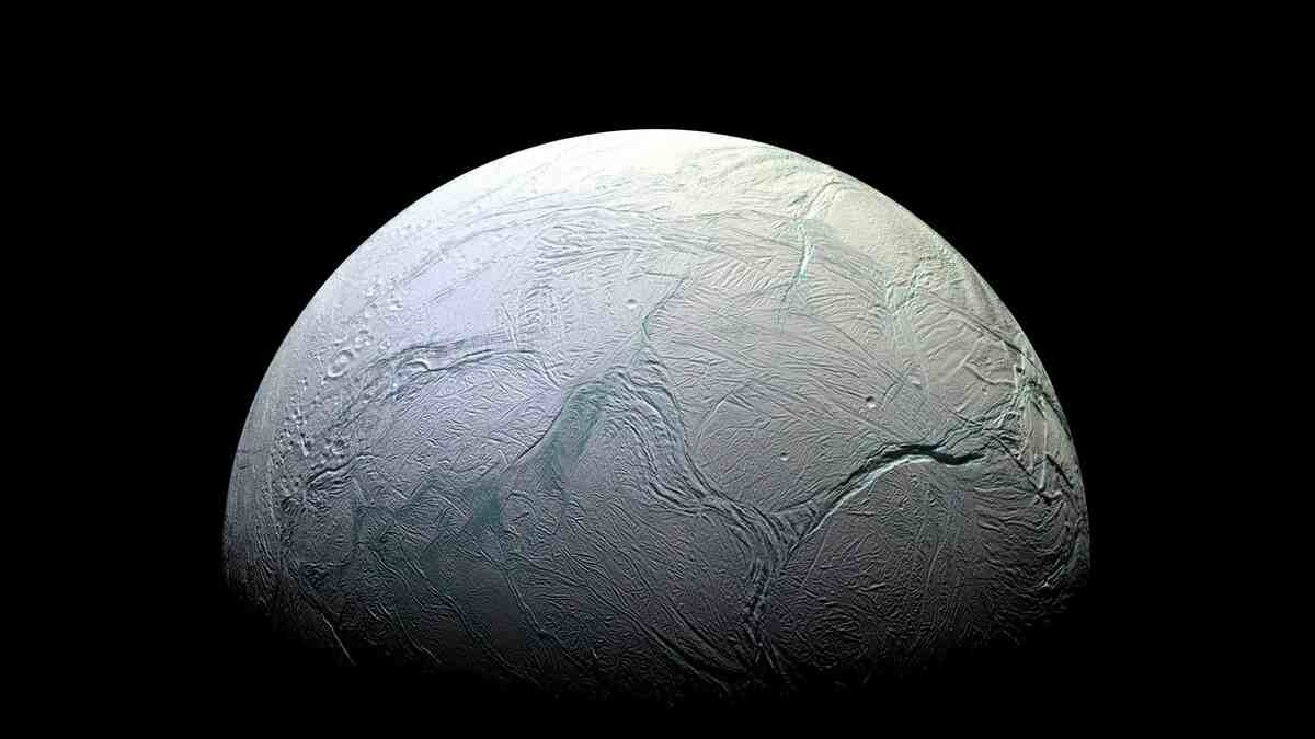 Encelado, l’oceano sotto la sua crosta ghiacciata può ospitare la vita