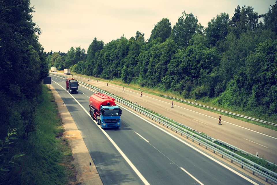 Mezzi pesanti in viaggio in autostrade