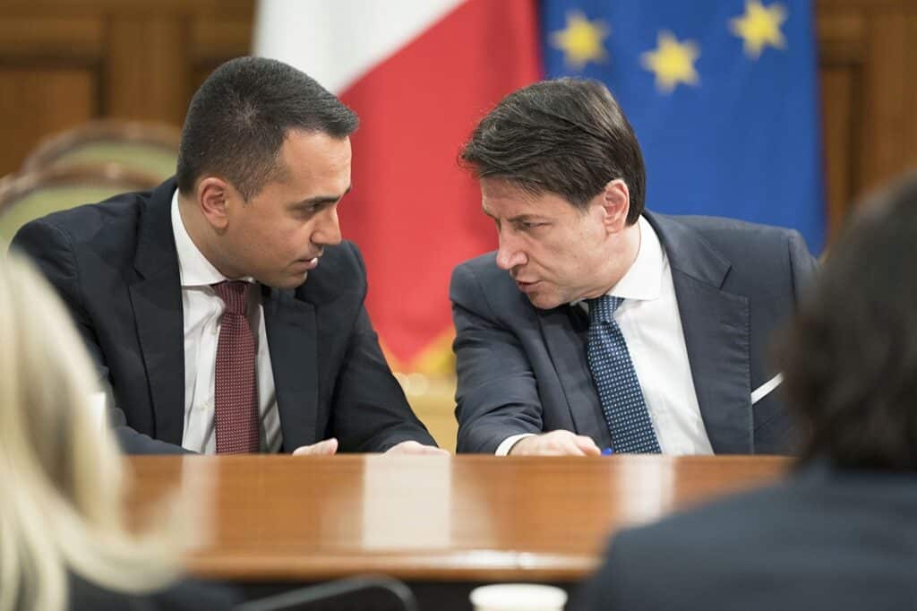 Primo piano su Conte e Di Maio intenti a parlare tra loro