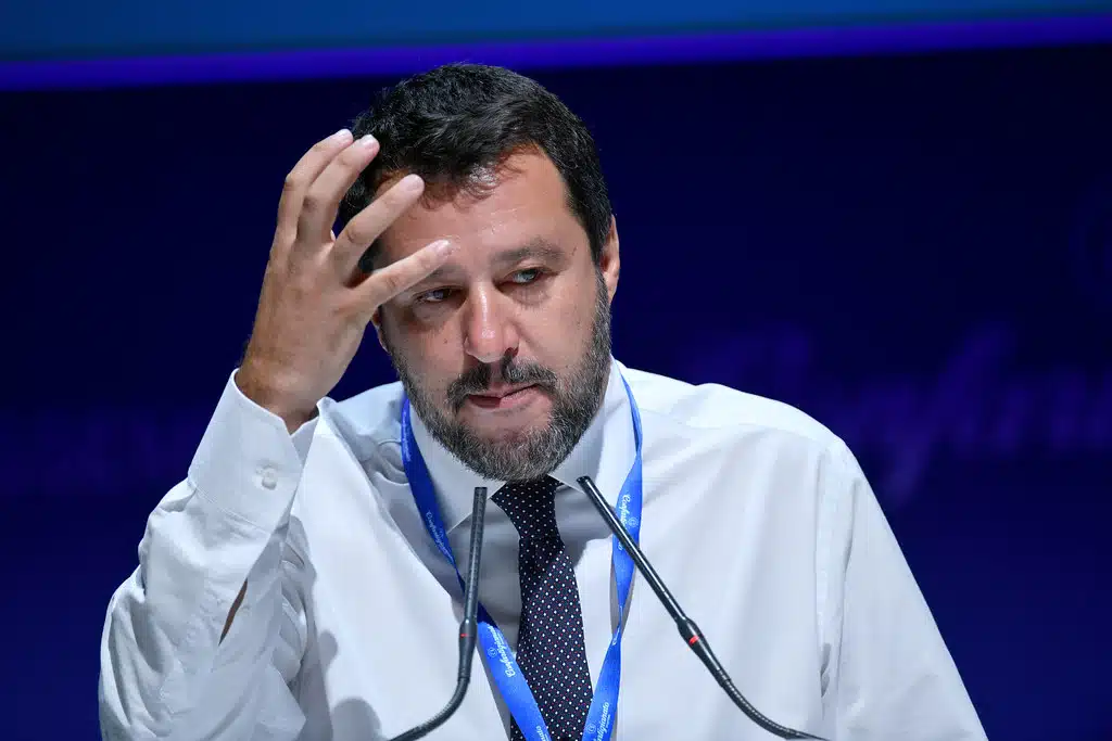 Matteo Salvini con il braccio destro in alto mentre gesticola durante un intervento pubblico