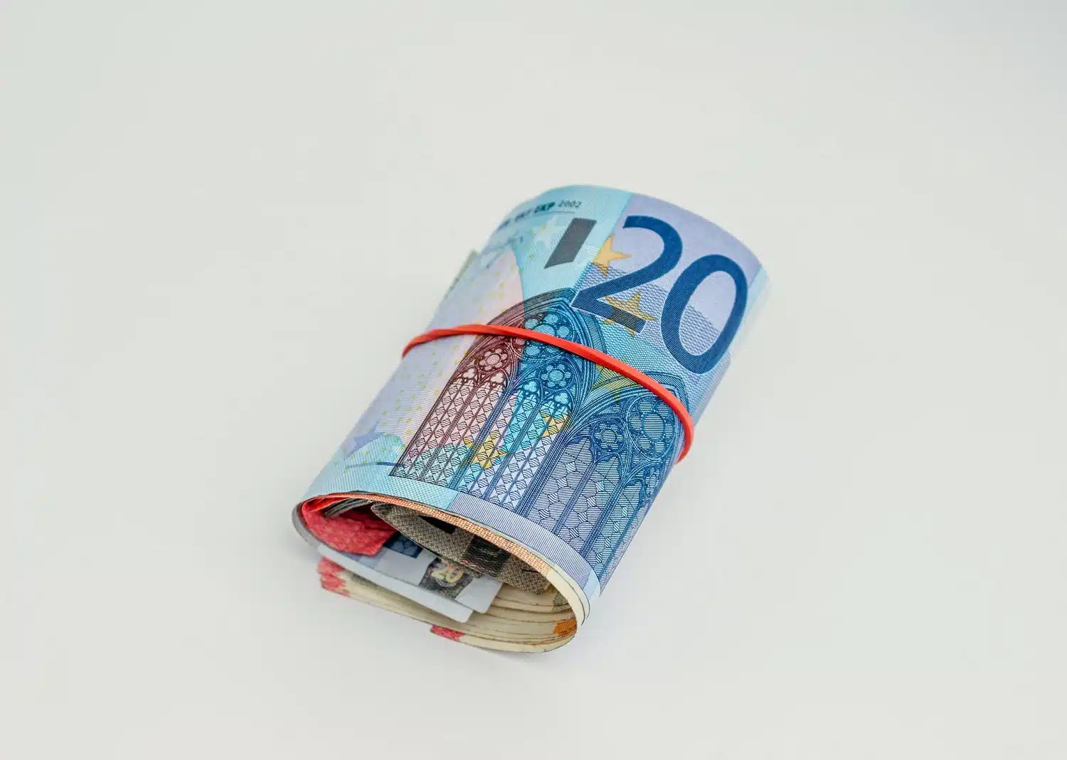 banconote in euro arrotolate in un elastico rosso