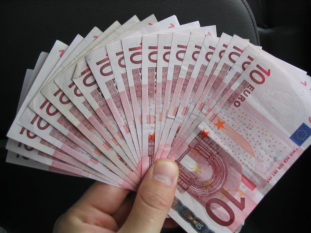 Banconote da 10 euro a forma di ventaglio in una mano
