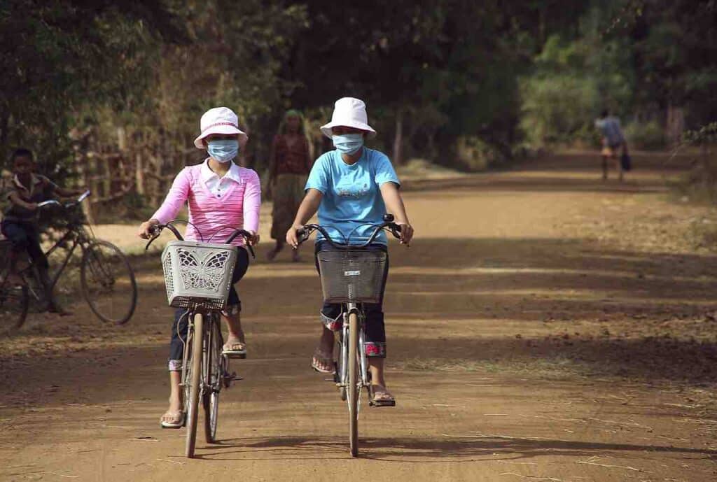 Cinesi in bici
