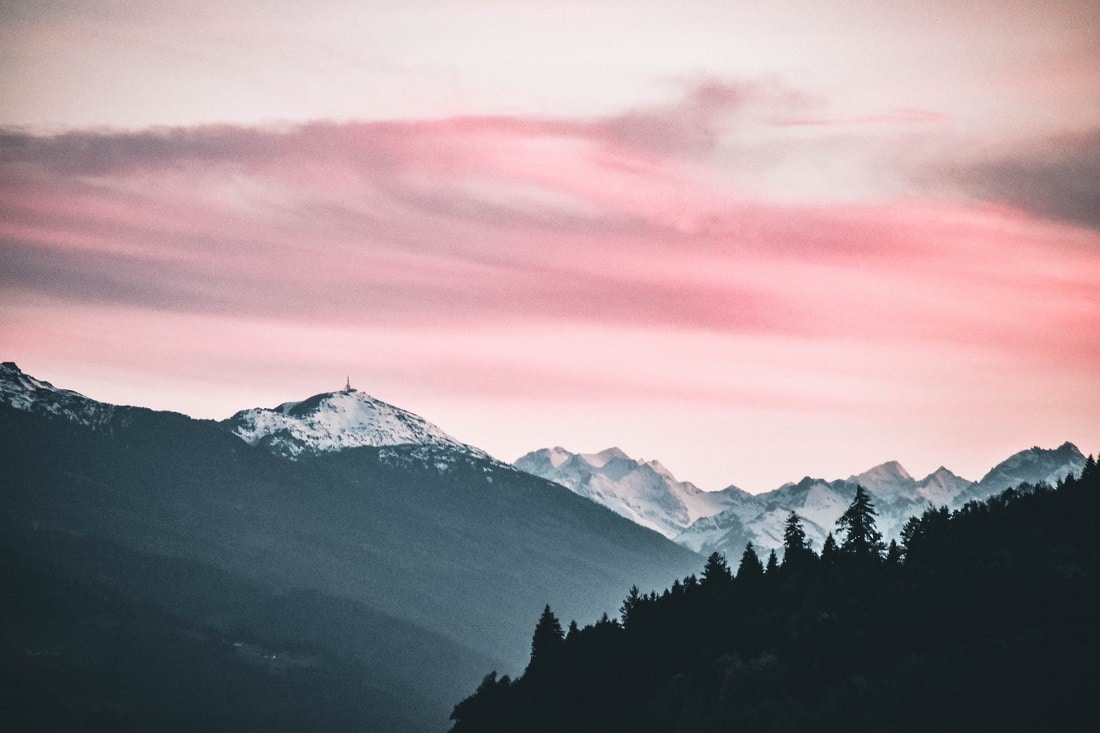 Foto di monti innevati