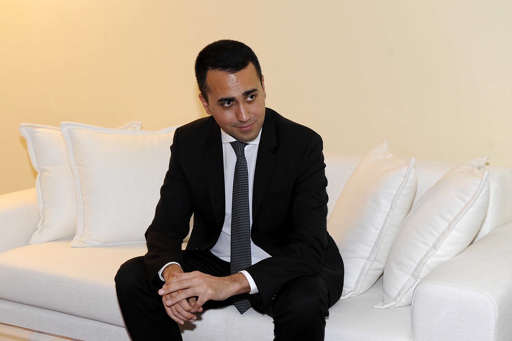 sondaggi politici, Luigi Di Maio con giacca e cravatta su un divano bianco