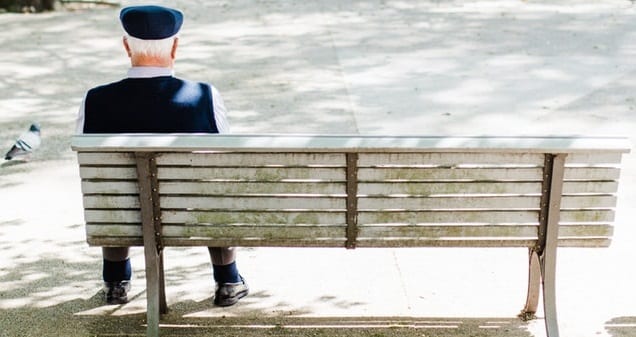 Tutto quello che vuoi - anziano seduto su una panchina