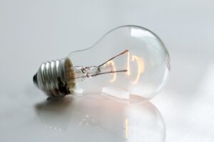 Bollette luce e gas: nuovo calo in arrivo. Di quanto scende l’importo Bollette luce e gas: nuovo calo in arrivo. Di quanto scende l’importo