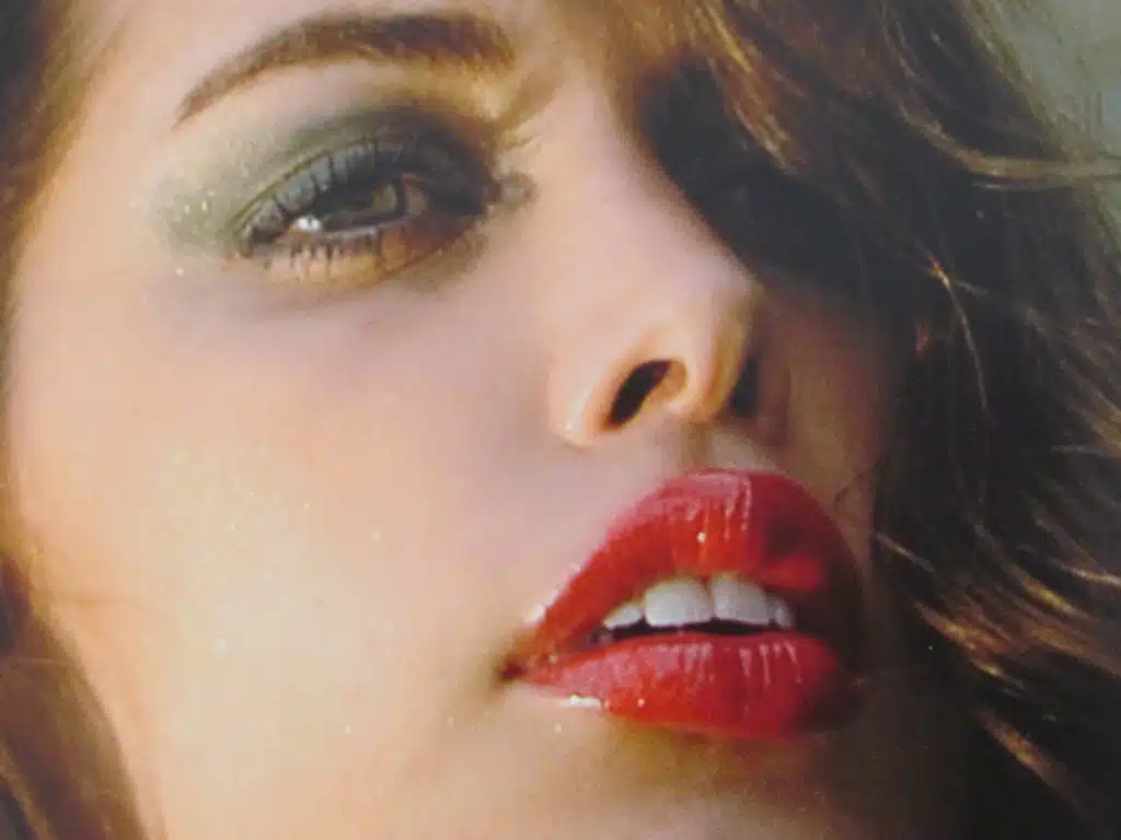 Immagine di un ragazza con un vistoso rossetto