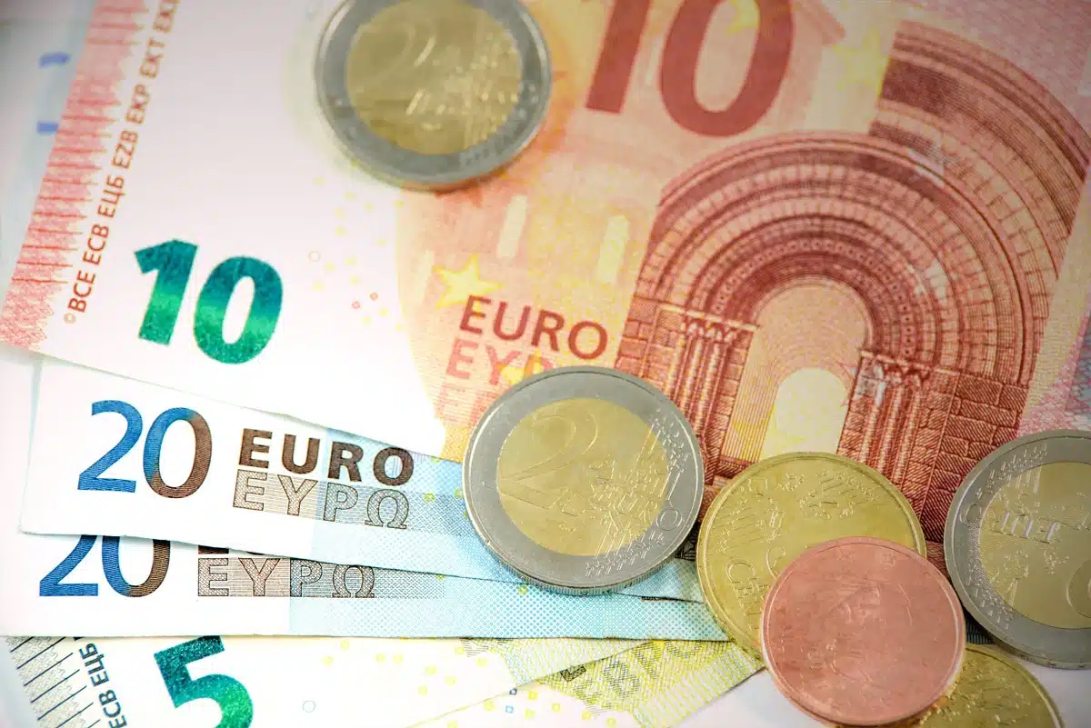 Immagini di banconote e monete in euro