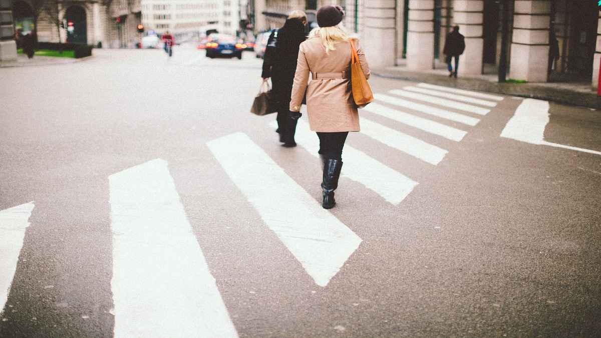 Multa pedoni che attraversano col rosso quando scatta e perché