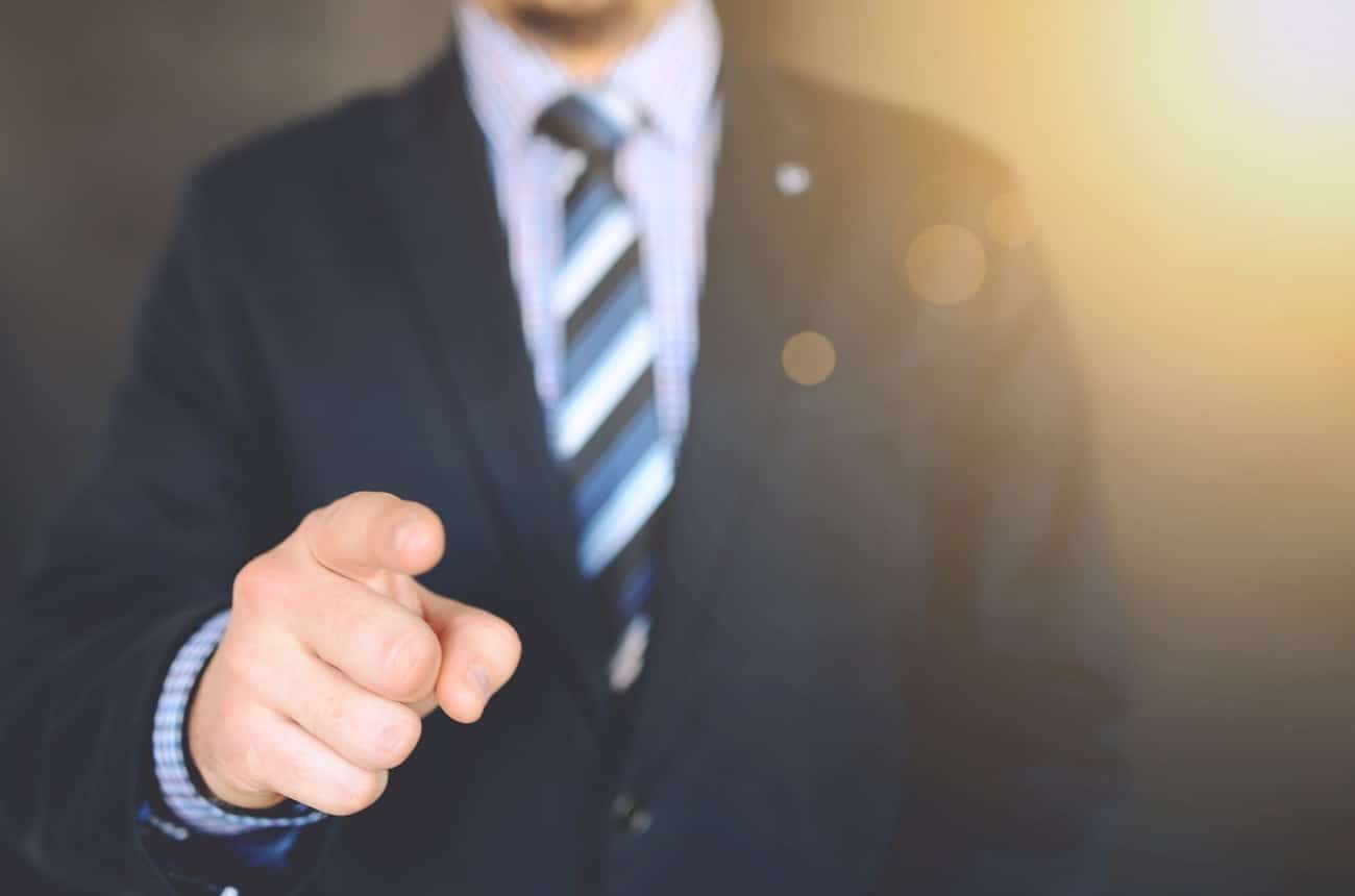 Indice alto e figura di un uomo vestito con giacca e cravatta